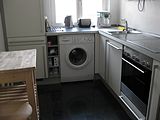 Køkkenet med opvaskemaskine og vaskemaskine